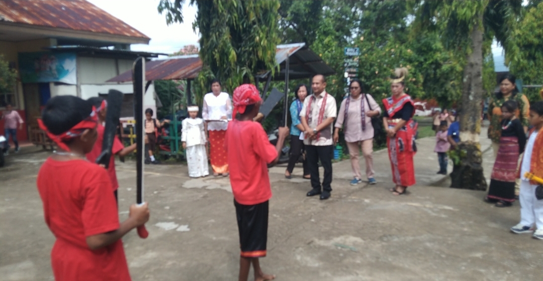 Foto Penyambutan Bapak Kepala Dinas Pendidikan Kota Ambon Didamping Oleh Kepala Sekolah SD 67 Ambon , Posisi Kadis Di depan dan Sebalah kiri Kepsek 67 